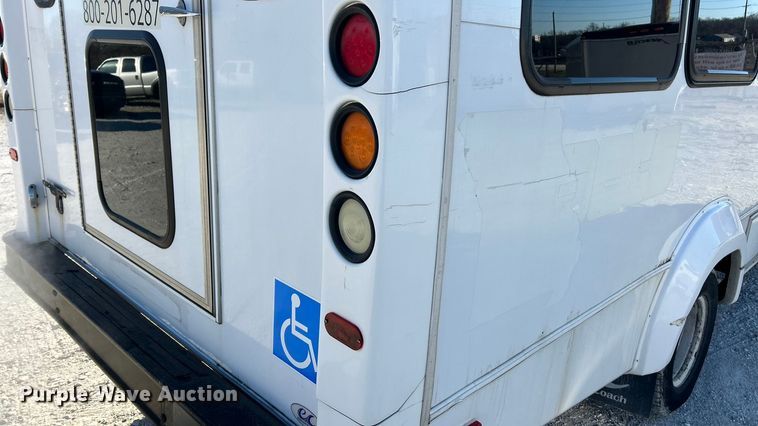 image for item ET6817 2012 Ford E450 Super Duty shuttle bus