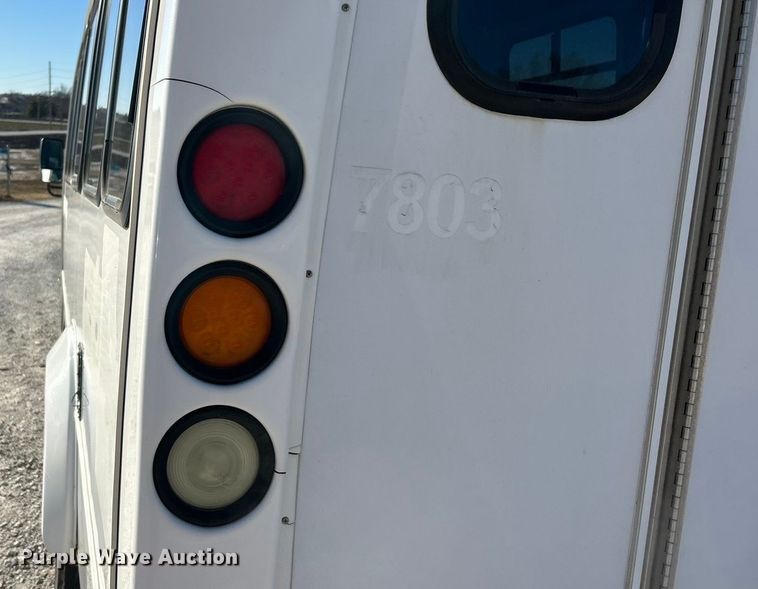 image for item ET6817 2012 Ford E450 Super Duty shuttle bus