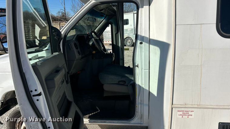 image for item ET6817 2012 Ford E450 Super Duty shuttle bus