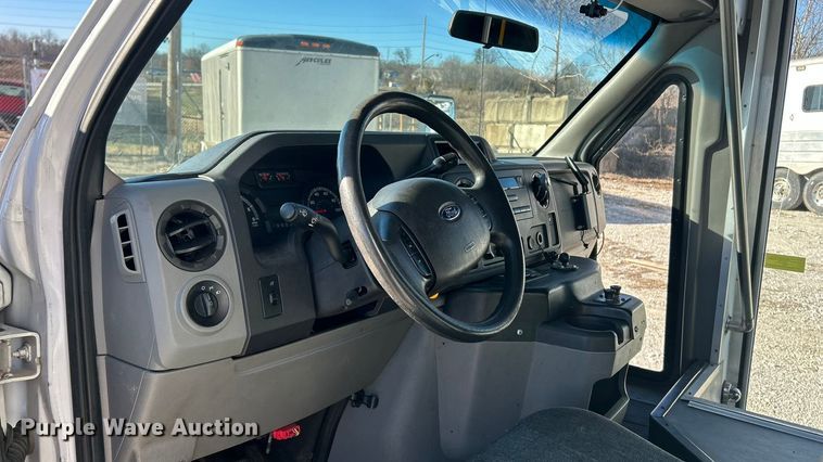 image for item ET6817 2012 Ford E450 Super Duty shuttle bus