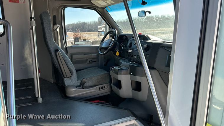 image for item ET6817 2012 Ford E450 Super Duty shuttle bus