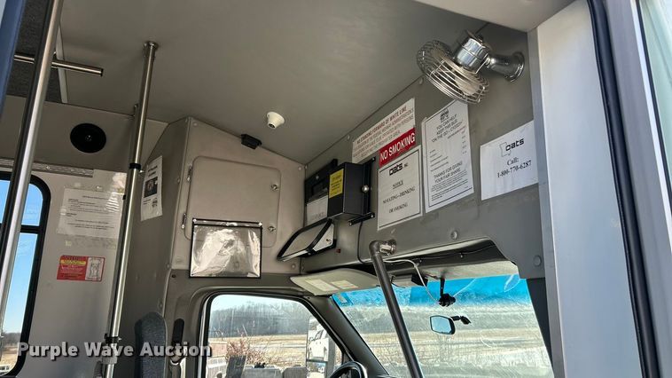 image for item ET6817 2012 Ford E450 Super Duty shuttle bus