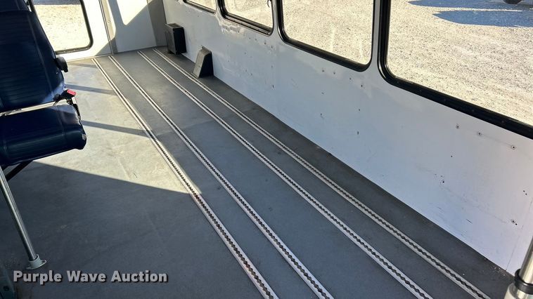 image for item ET6817 2012 Ford E450 Super Duty shuttle bus