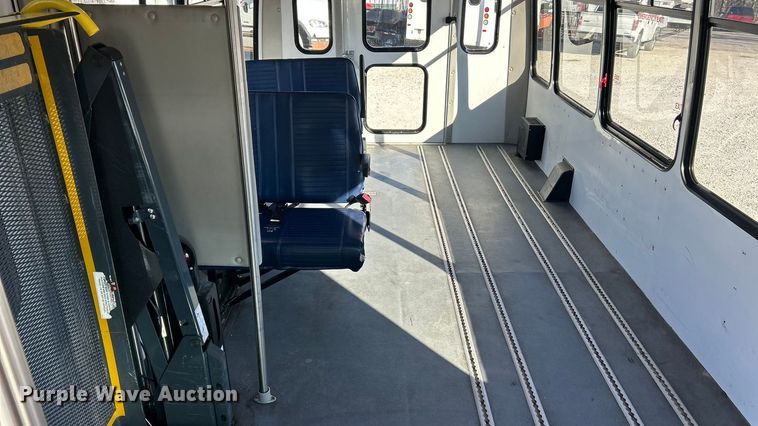 image for item ET6817 2012 Ford E450 Super Duty shuttle bus