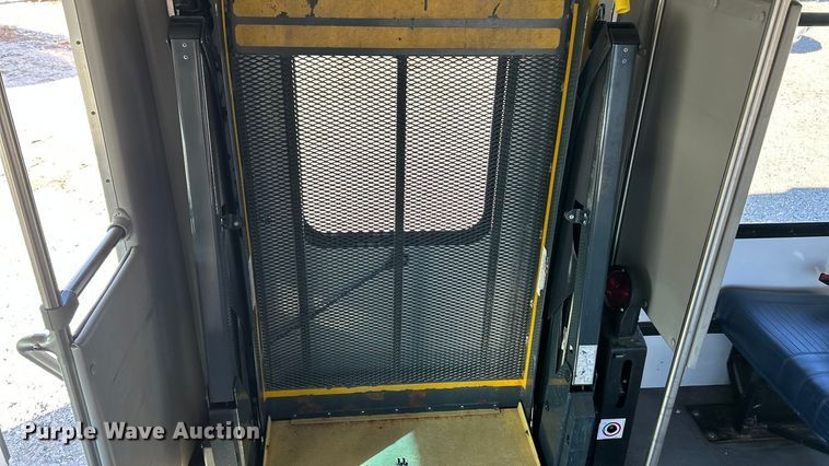 image for item ET6817 2012 Ford E450 Super Duty shuttle bus