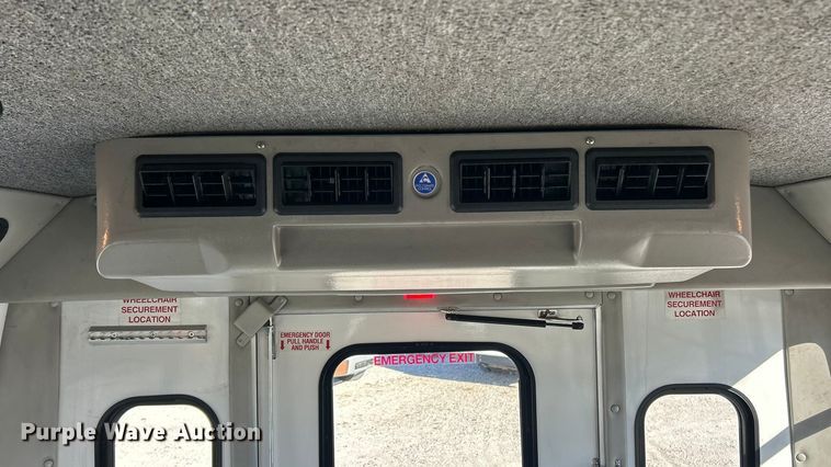 image for item ET6817 2012 Ford E450 Super Duty shuttle bus