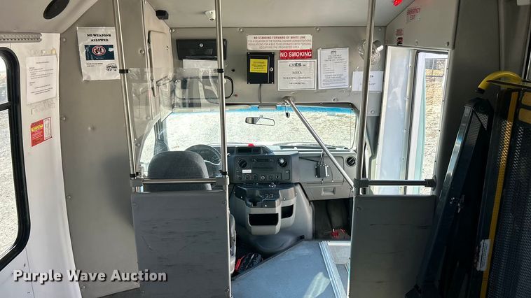 image for item ET6817 2012 Ford E450 Super Duty shuttle bus