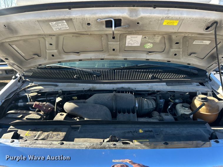 image for item ET6817 2012 Ford E450 Super Duty shuttle bus