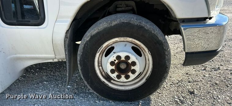 image for item ET6817 2012 Ford E450 Super Duty shuttle bus