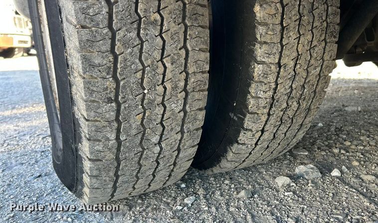 image for item ET6817 2012 Ford E450 Super Duty shuttle bus