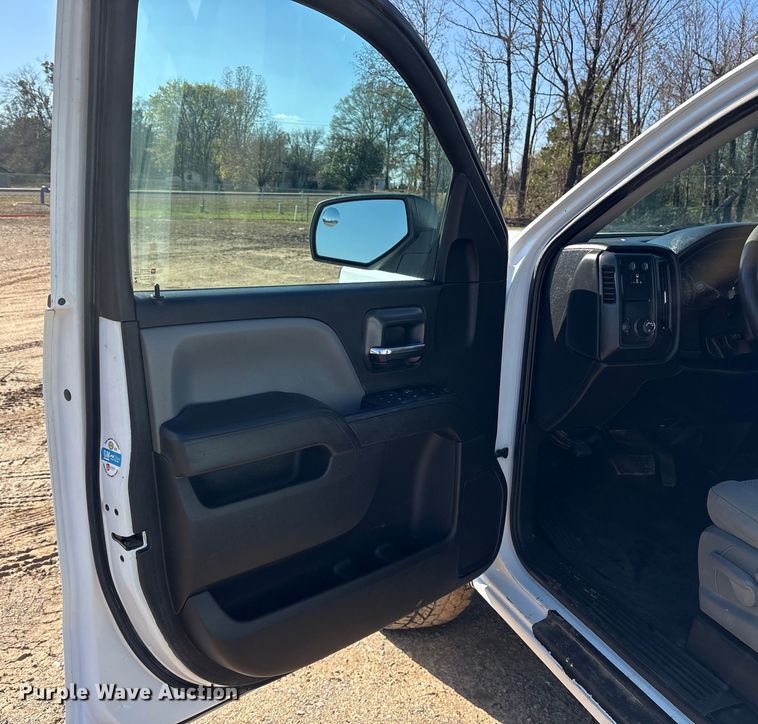 image for item ET7344 2019 Chevrolet Silverado 1500 Ext. Cab pickup truck