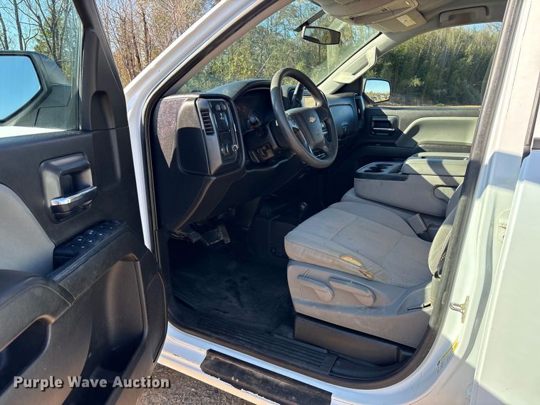 image for item ET7344 2019 Chevrolet Silverado 1500 Ext. Cab pickup truck