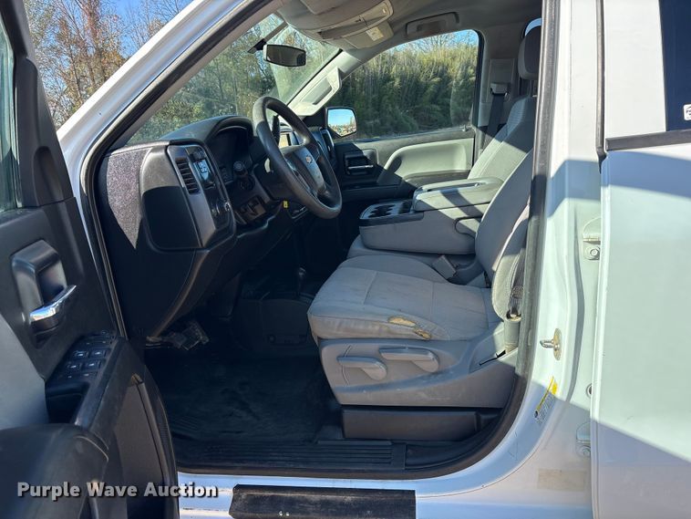 image for item ET7344 2019 Chevrolet Silverado 1500 Ext. Cab pickup truck