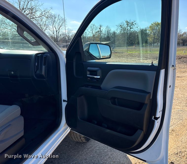 image for item ET7344 2019 Chevrolet Silverado 1500 Ext. Cab pickup truck