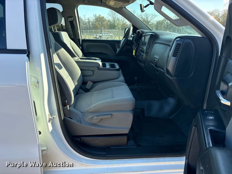 image for item ET7344 2019 Chevrolet Silverado 1500 Ext. Cab pickup truck