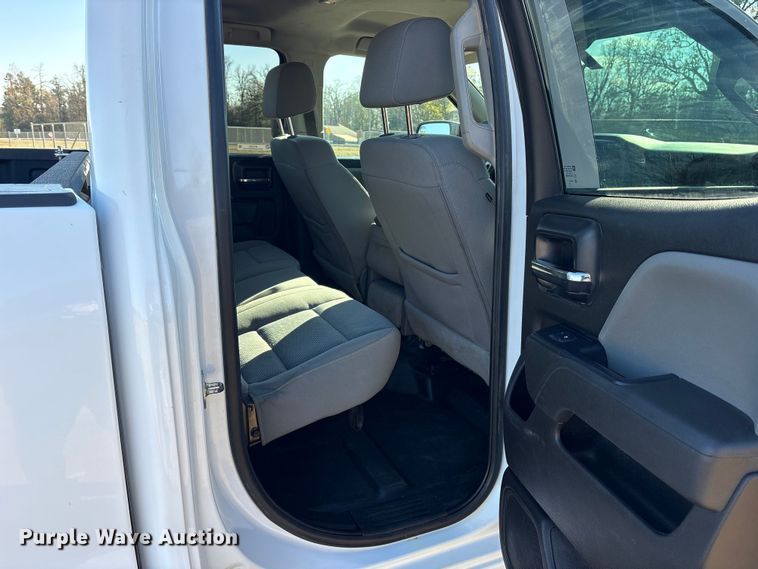 image for item ET7344 2019 Chevrolet Silverado 1500 Ext. Cab pickup truck