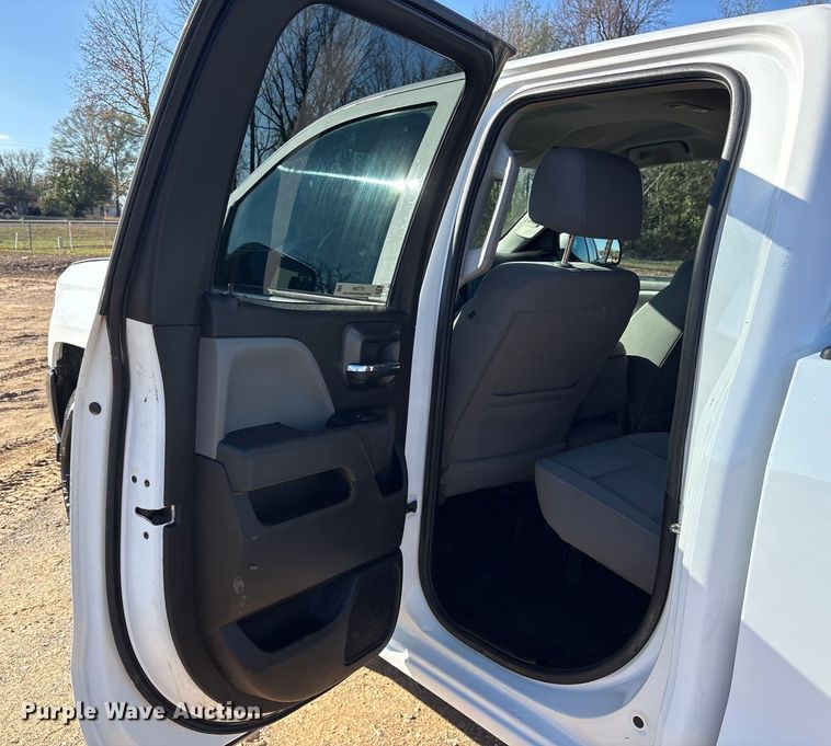 image for item ET7344 2019 Chevrolet Silverado 1500 Ext. Cab pickup truck