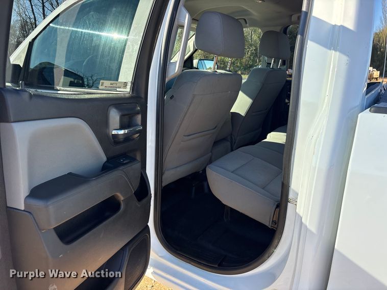 image for item ET7344 2019 Chevrolet Silverado 1500 Ext. Cab pickup truck