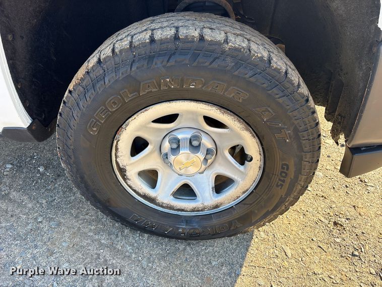 image for item ET7344 2019 Chevrolet Silverado 1500 Ext. Cab pickup truck