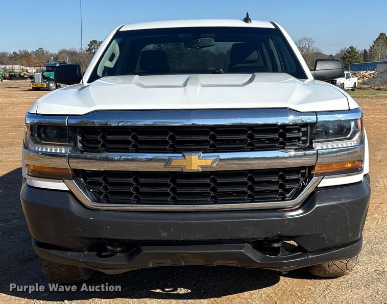 image for item ET7345 2019 Chevrolet Silverado 1500 Ext. Cab pickup truck