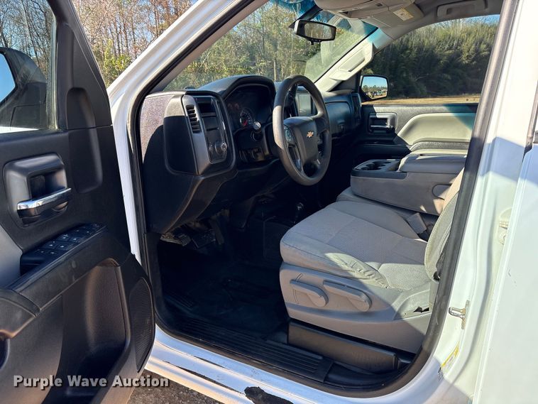 image for item ET7345 2019 Chevrolet Silverado 1500 Ext. Cab pickup truck