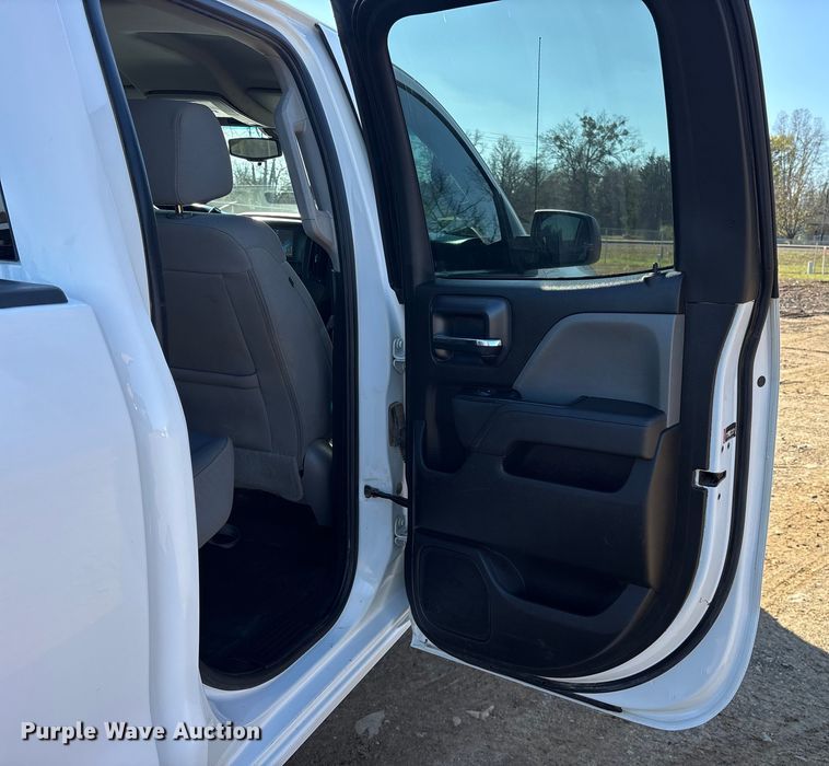 image for item ET7345 2019 Chevrolet Silverado 1500 Ext. Cab pickup truck