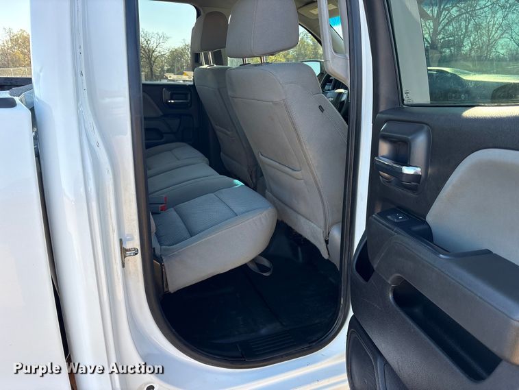 image for item ET7345 2019 Chevrolet Silverado 1500 Ext. Cab pickup truck