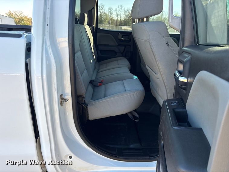 image for item ET7345 2019 Chevrolet Silverado 1500 Ext. Cab pickup truck