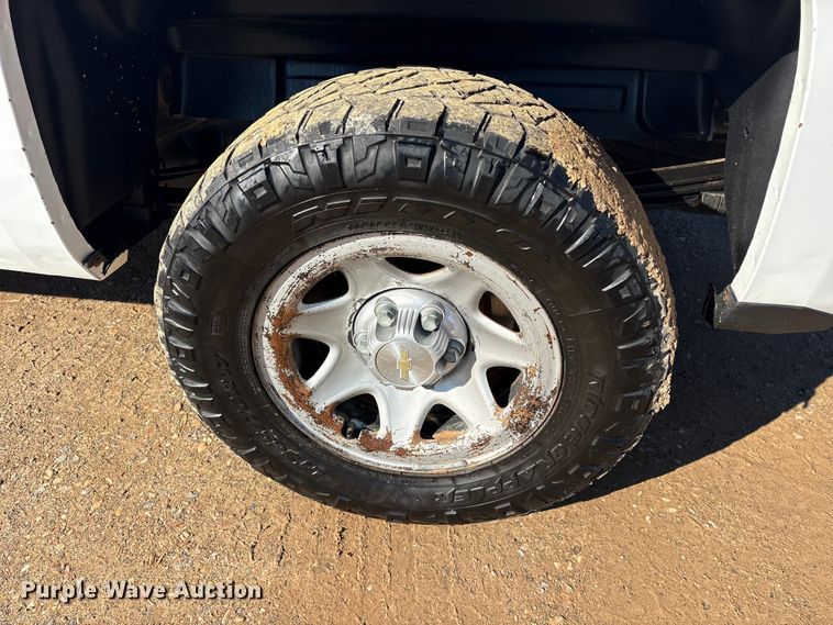 image for item ET7345 2019 Chevrolet Silverado 1500 Ext. Cab pickup truck