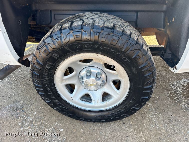 image for item ET7345 2019 Chevrolet Silverado 1500 Ext. Cab pickup truck