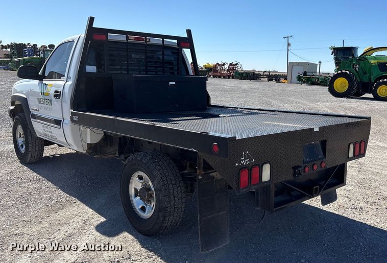 image for item EU4753 2004 Chevrolet Silverado 2500HD flatbed pickup truck