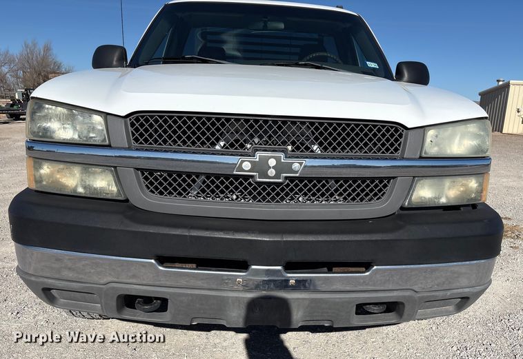 image for item EU4753 2004 Chevrolet Silverado 2500HD flatbed pickup truck