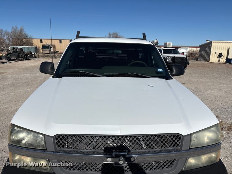 image for item EU4753 2004 Chevrolet Silverado 2500HD flatbed pickup truck