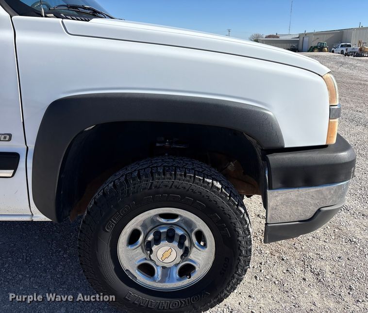 image for item EU4753 2004 Chevrolet Silverado 2500HD flatbed pickup truck