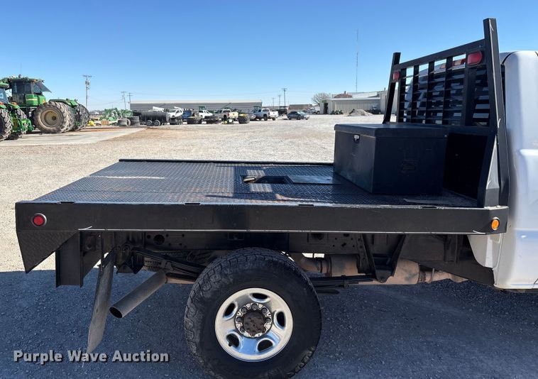 image for item EU4753 2004 Chevrolet Silverado 2500HD flatbed pickup truck