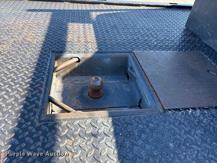 image for item EU4753 2004 Chevrolet Silverado 2500HD flatbed pickup truck