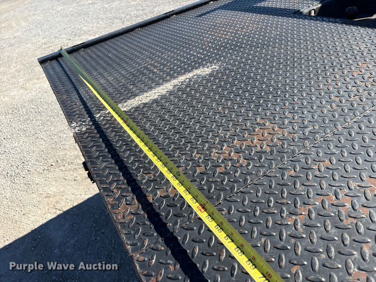 image for item EU4753 2004 Chevrolet Silverado 2500HD flatbed pickup truck