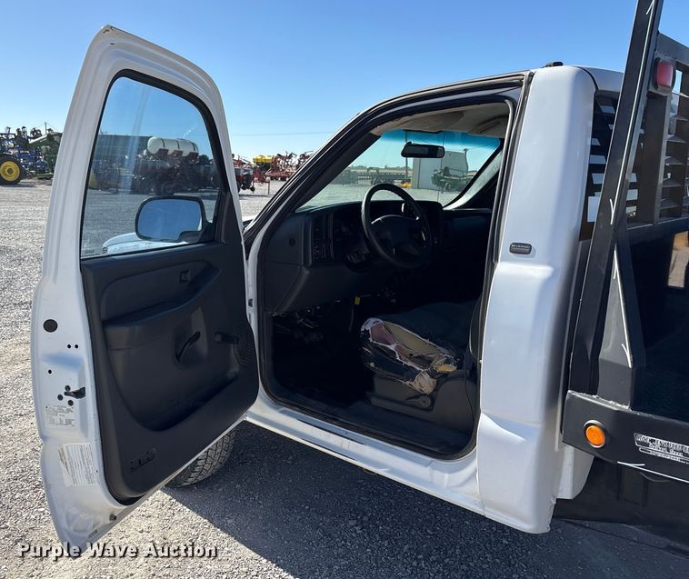 image for item EU4753 2004 Chevrolet Silverado 2500HD flatbed pickup truck