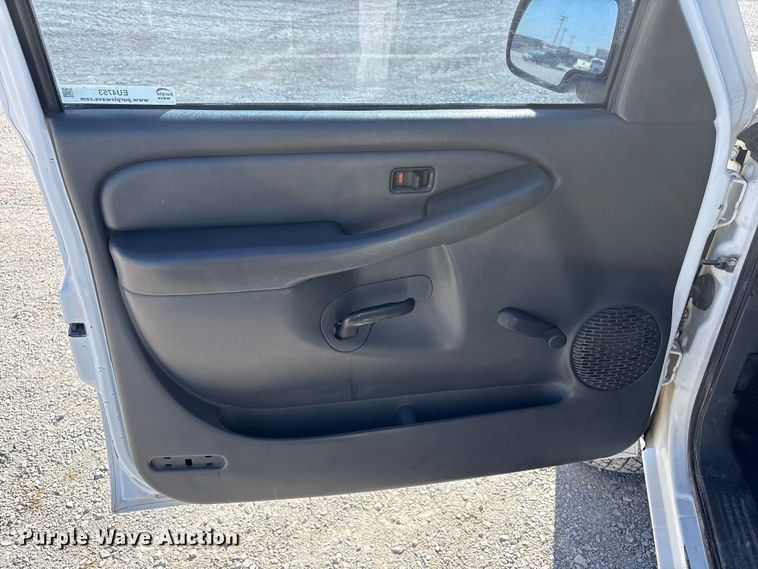 image for item EU4753 2004 Chevrolet Silverado 2500HD flatbed pickup truck