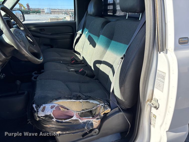 image for item EU4753 2004 Chevrolet Silverado 2500HD flatbed pickup truck