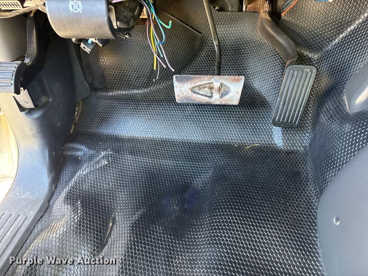 image for item EU4753 2004 Chevrolet Silverado 2500HD flatbed pickup truck