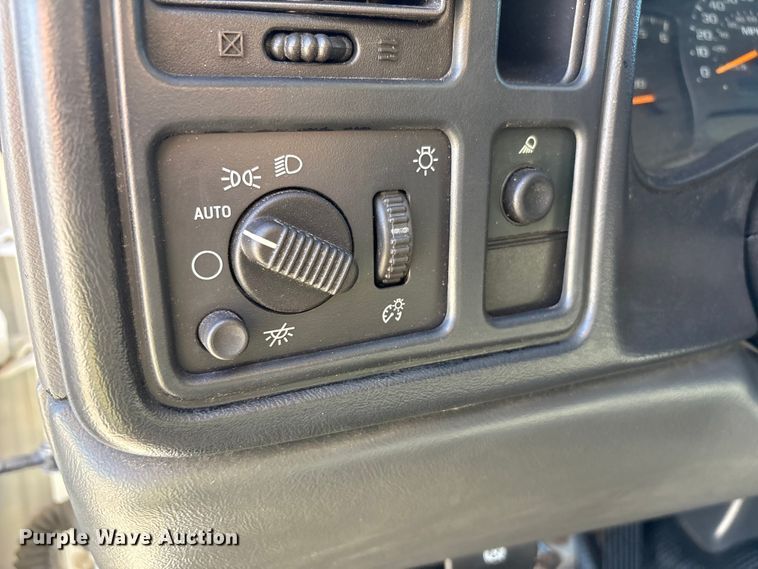 image for item EU4753 2004 Chevrolet Silverado 2500HD flatbed pickup truck