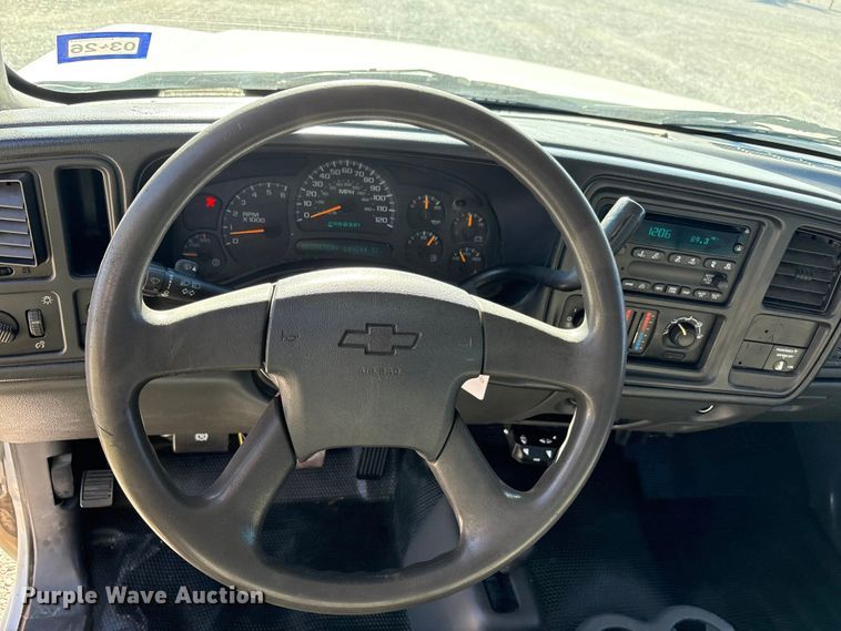 image for item EU4753 2004 Chevrolet Silverado 2500HD flatbed pickup truck