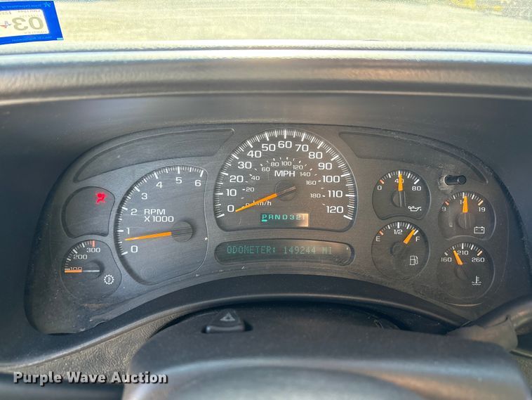 image for item EU4753 2004 Chevrolet Silverado 2500HD flatbed pickup truck