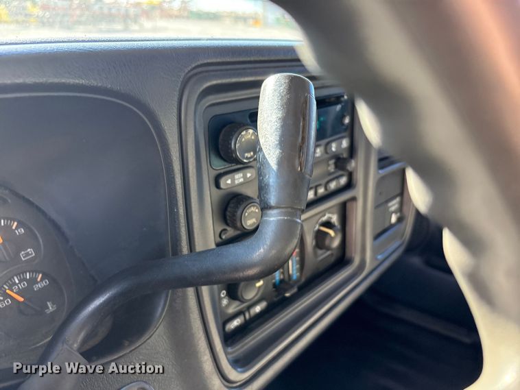 image for item EU4753 2004 Chevrolet Silverado 2500HD flatbed pickup truck