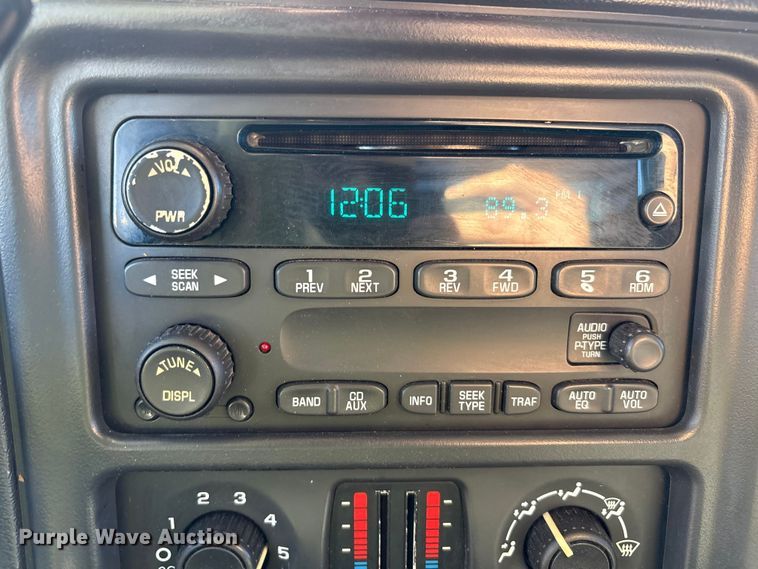 image for item EU4753 2004 Chevrolet Silverado 2500HD flatbed pickup truck