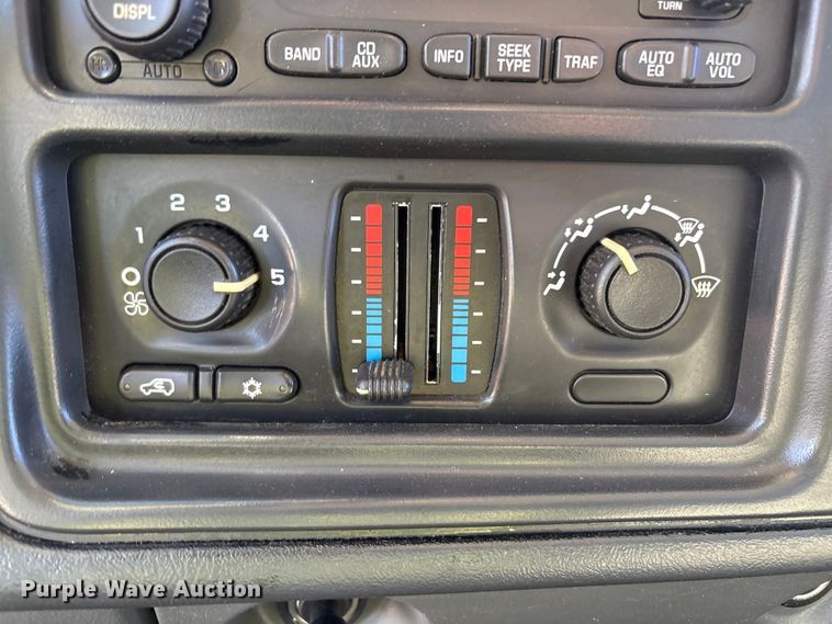 image for item EU4753 2004 Chevrolet Silverado 2500HD flatbed pickup truck