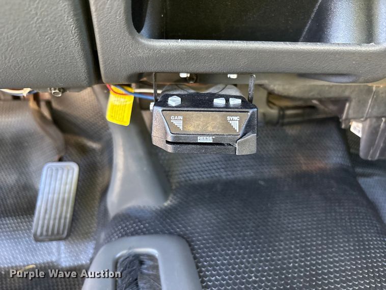 image for item EU4753 2004 Chevrolet Silverado 2500HD flatbed pickup truck