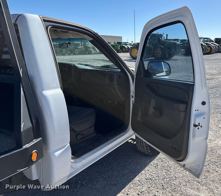image for item EU4753 2004 Chevrolet Silverado 2500HD flatbed pickup truck