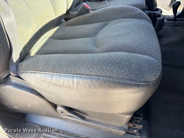 image for item EU4753 2004 Chevrolet Silverado 2500HD flatbed pickup truck